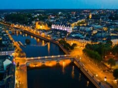 La ville de Laval filmé de nuit par un drone : le rendu est exceptionnel ! La ville de Laval filmé de nuit par un drone : le rendu est exceptionnel !