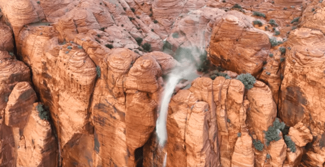 Une superbe cascade inversée filmée par un drone aux États-Unis