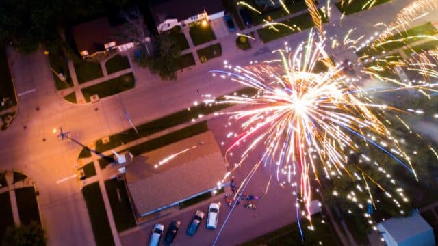 Un drone enregistre une vidéo de feu d'artifice qui fait le buzz !